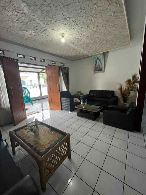 dijual rumah komplek cihanjuang
