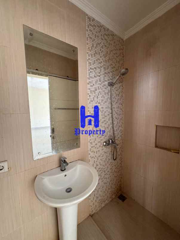 dijual rumah komplek citraland gama