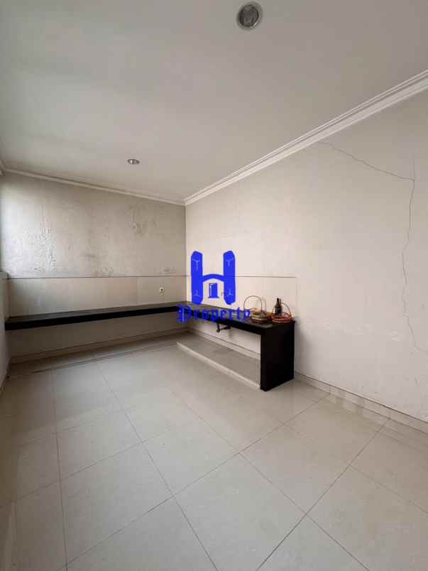 dijual rumah komplek citraland gama
