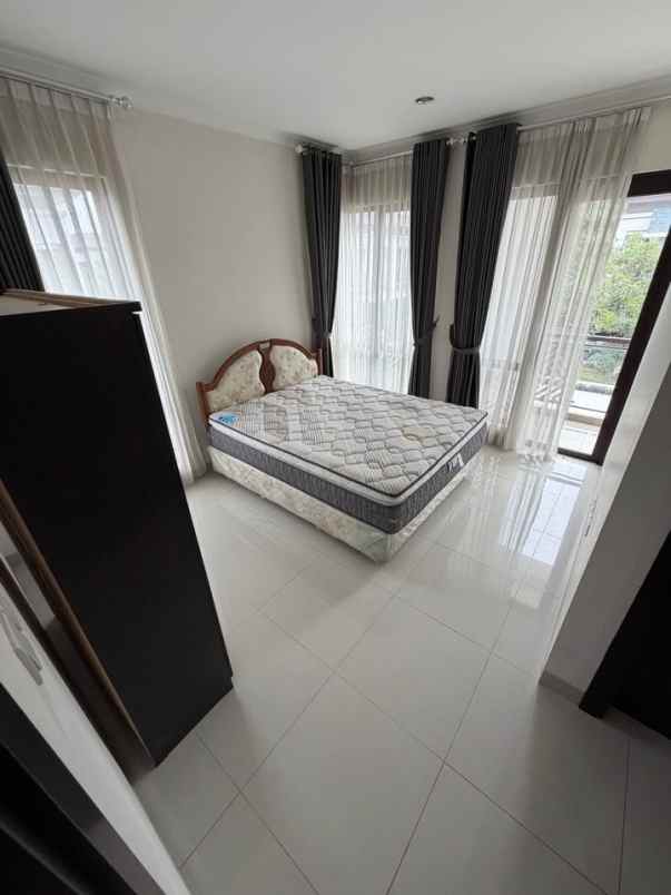 dijual rumah komplek elit podomoro park