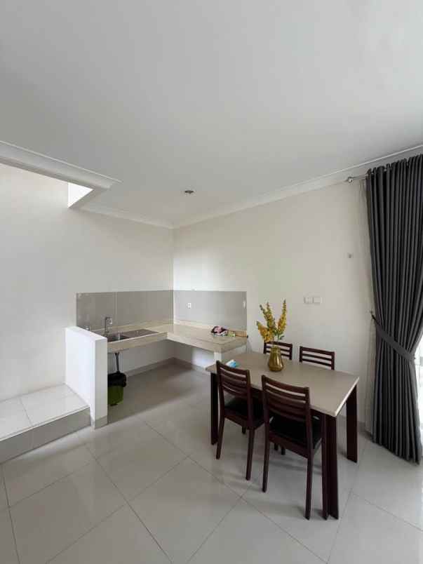 dijual rumah komplek elit podomoro park