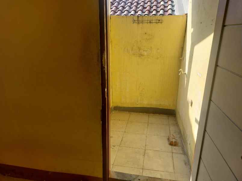 dijual rumah komplek sekneg blok v no 9