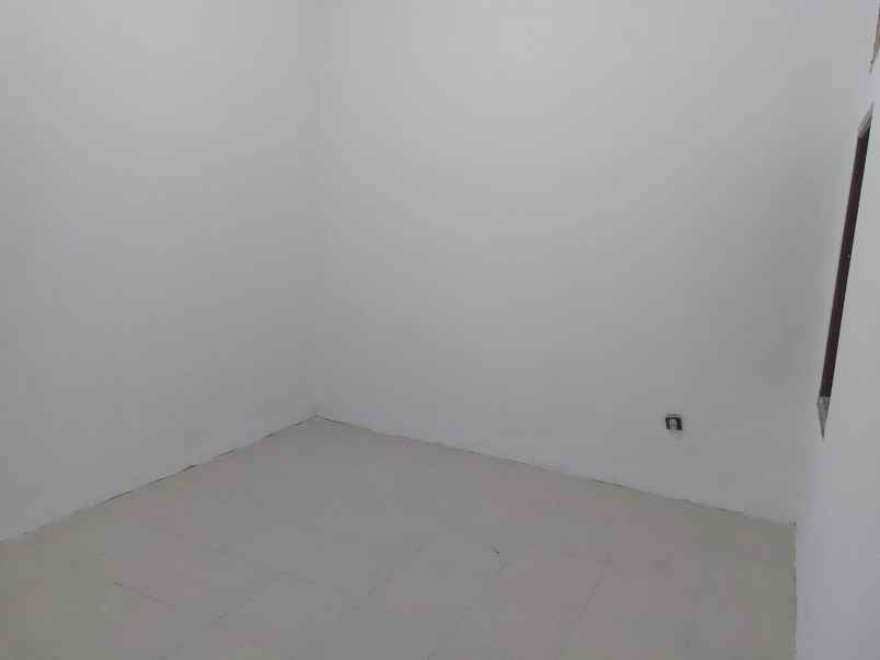 dijual rumah komplek sekneg blok v no 9