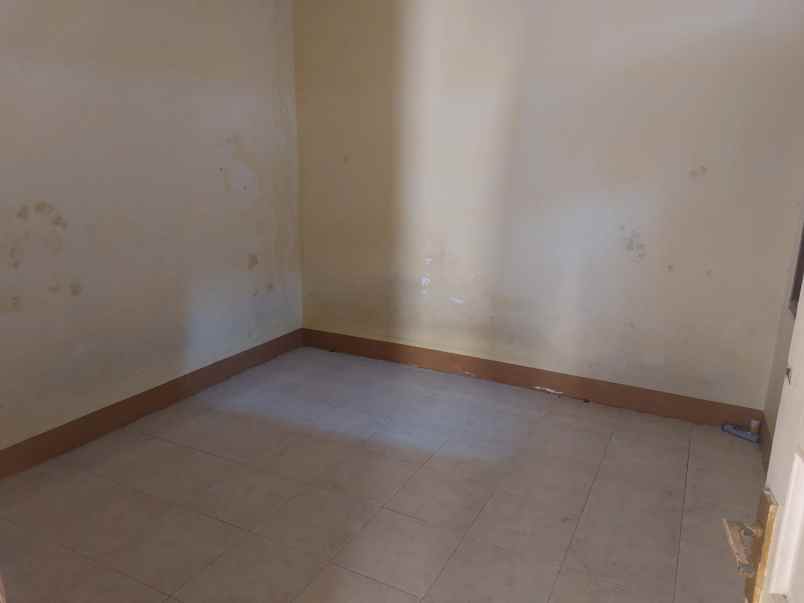 dijual rumah komplek sekneg blok v no 9