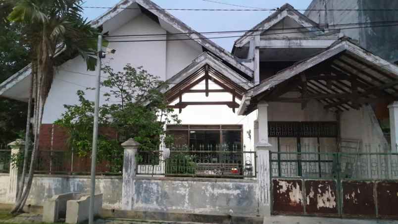dijual rumah manyar