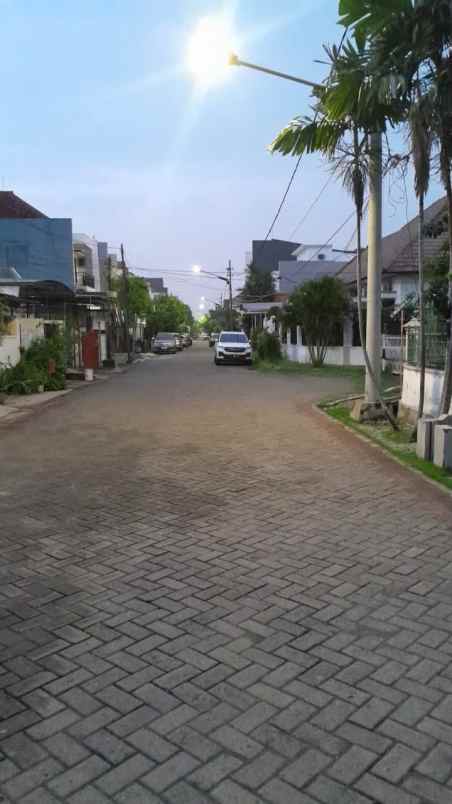 dijual rumah manyar