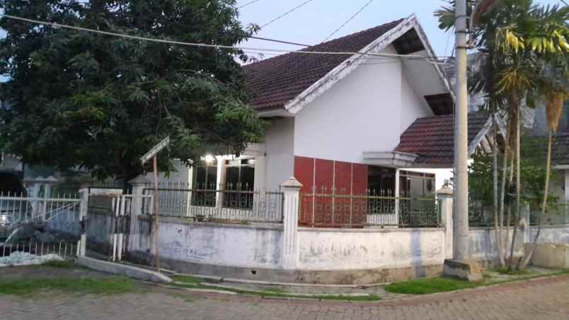dijual rumah manyar