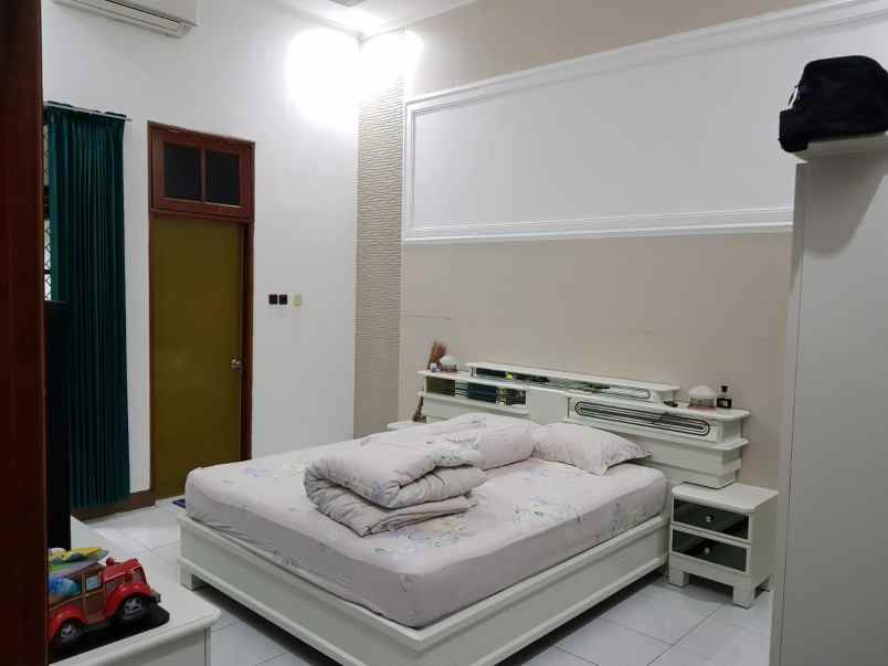 dijual rumah manyar kertoadi