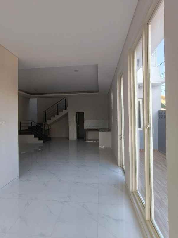 dijual rumah manyar tirtoyoso