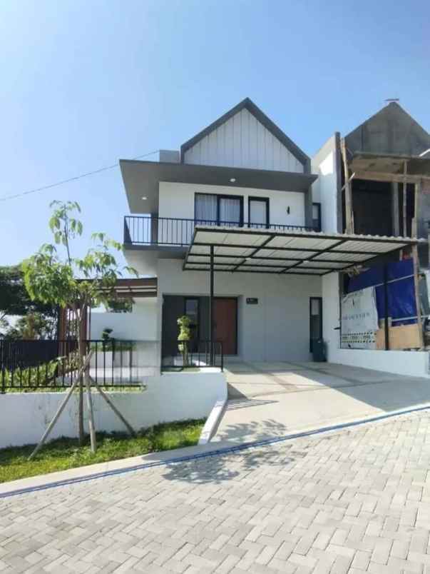 dijual rumah meteseh