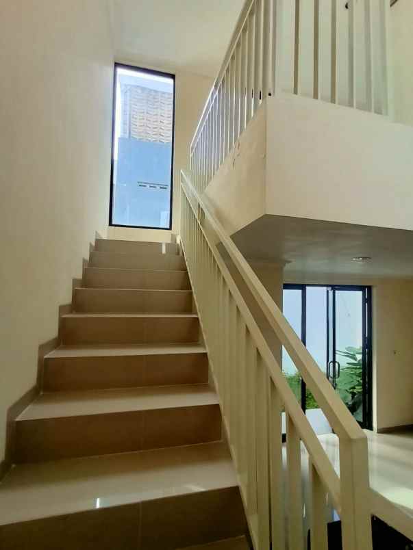 dijual rumah mewah 2 lantai dekat kampus poltek