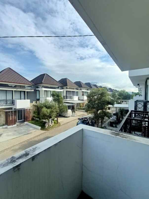 dijual rumah mewah 2 lantai dekat kampus poltek