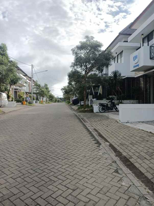 dijual rumah mewah 2 lantai dekat kampus poltek