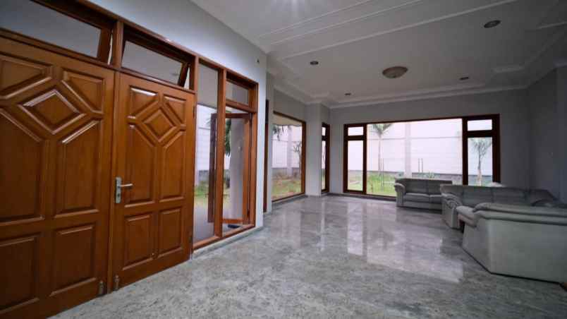 dijual rumah mewah lokasi surabaya barat nego