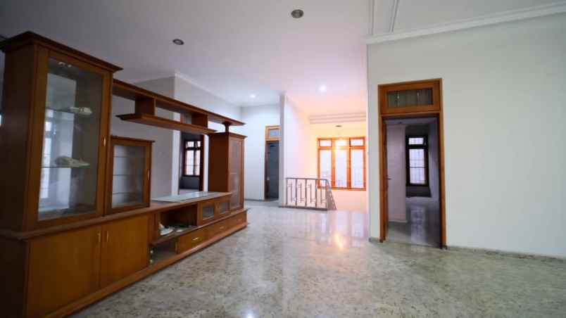dijual rumah mewah lokasi surabaya barat nego