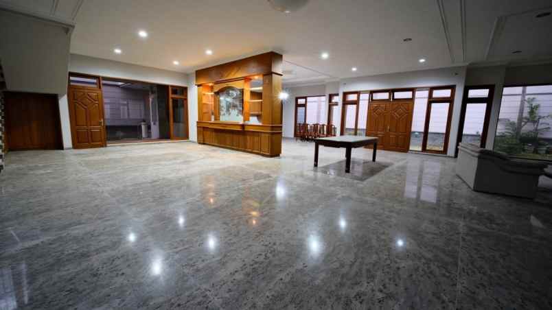 dijual rumah mewah lokasi surabaya barat nego