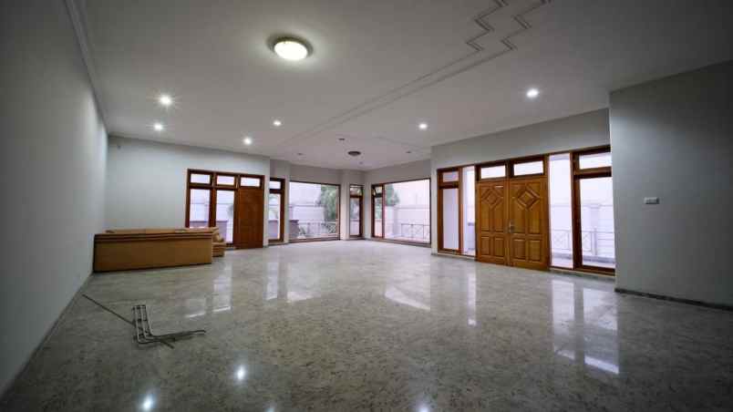 dijual rumah mewah lokasi surabaya barat nego