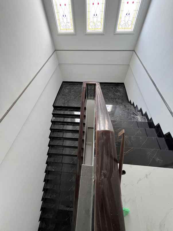 dijual rumah mulyosari