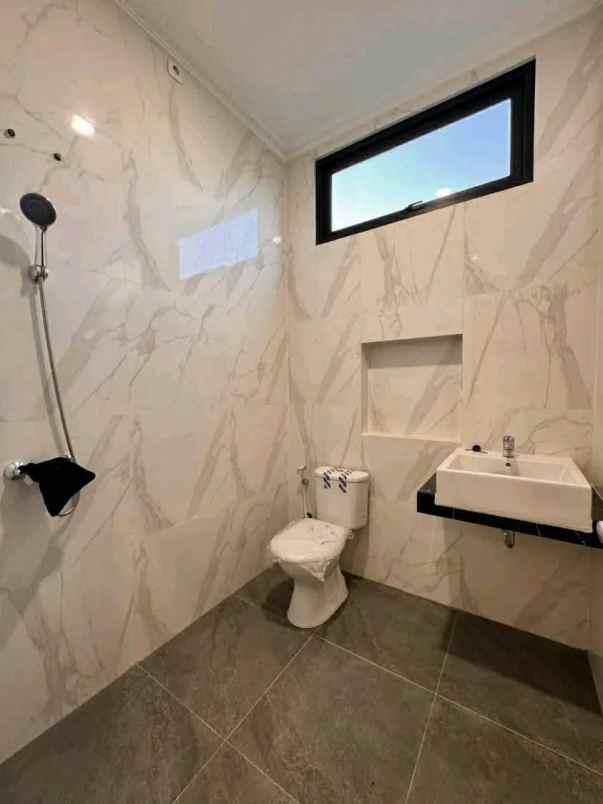 dijual rumah nginden intan