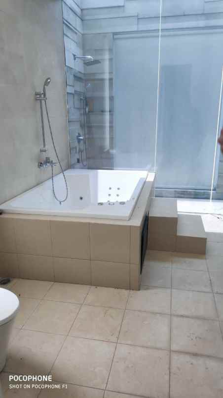 dijual rumah pakuwon city