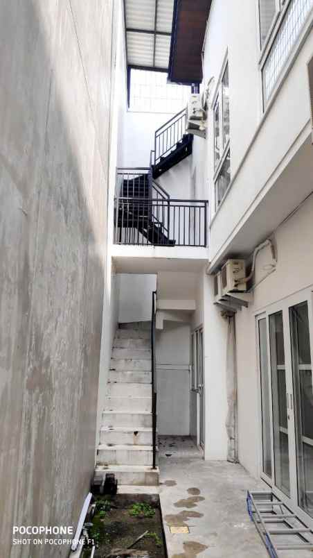 dijual rumah pakuwon city