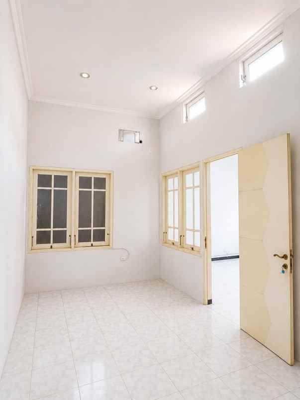 dijual rumah pakuwon city