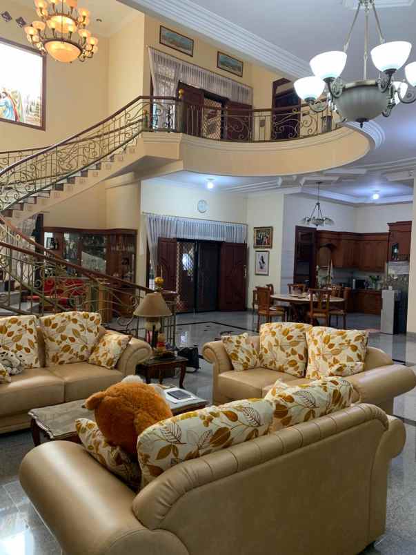 dijual rumah pakuwon city villa royal