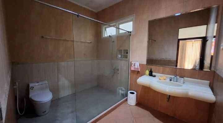 dijual rumah pakuwon indah villa bukit