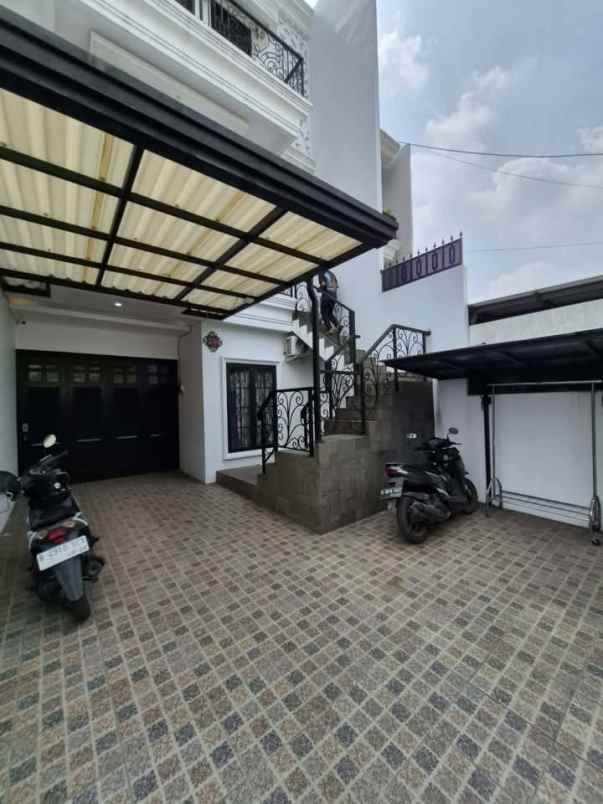 dijual rumah pegujaten