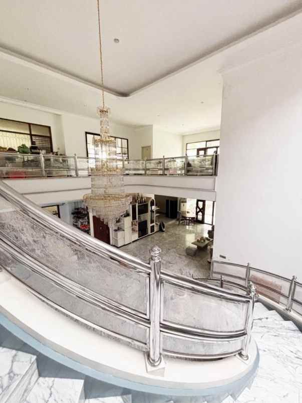 dijual rumah raya dharmahusada indah