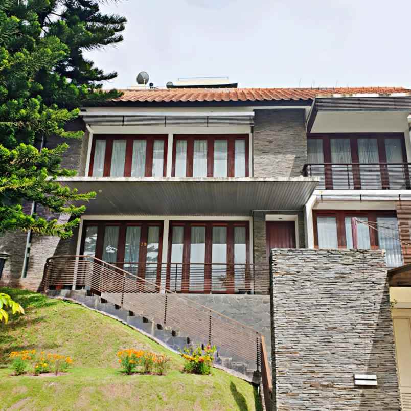 dijual rumah resor dago pakar