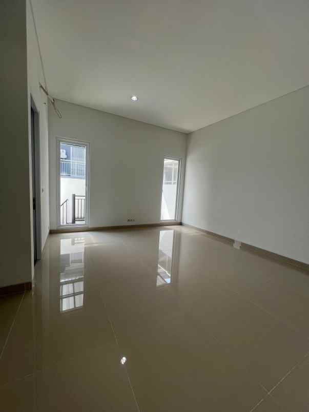 dijual rumah royal residence