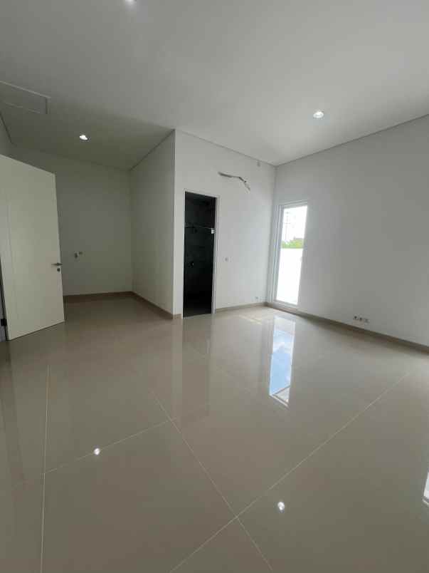 dijual rumah royal residence