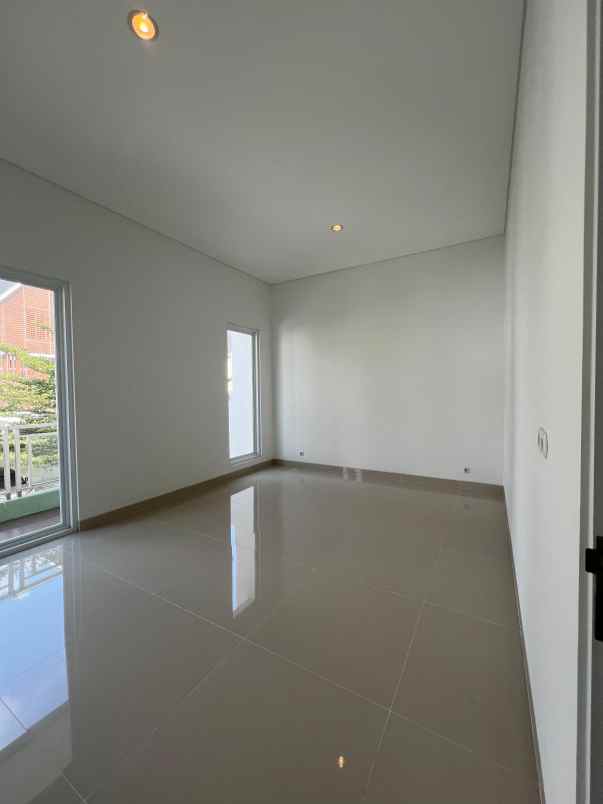 dijual rumah royal residence