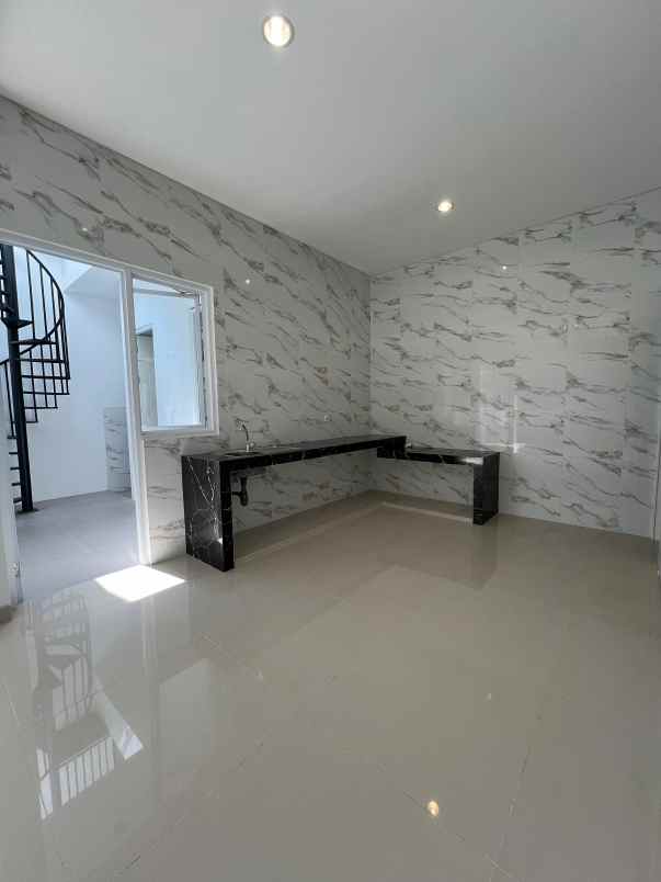dijual rumah royal residence