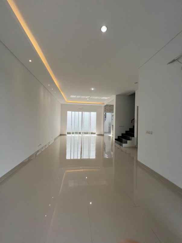 dijual rumah royal residence
