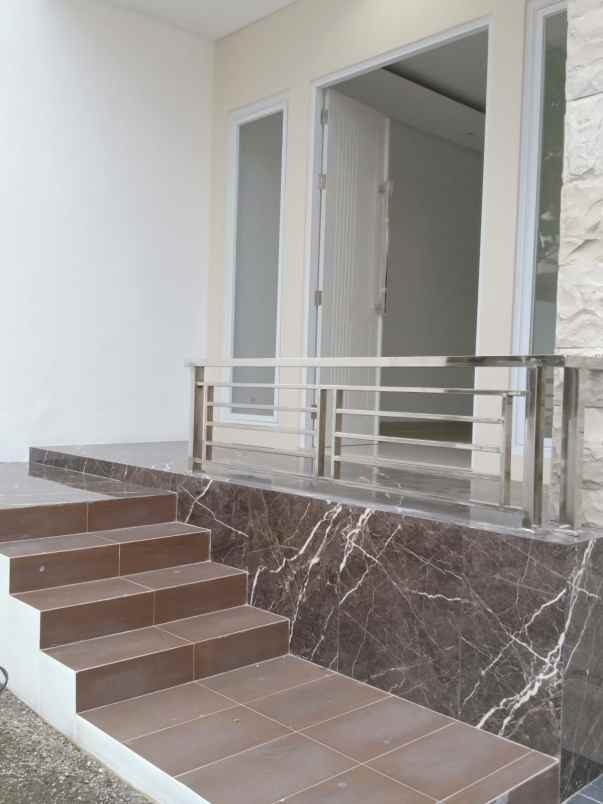 dijual rumah royal residence