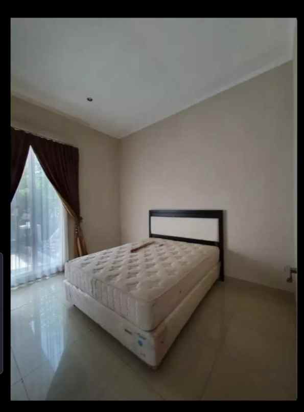 dijual rumah royal residence