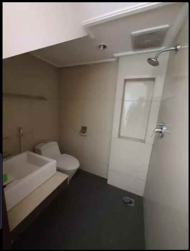 dijual rumah royal residence