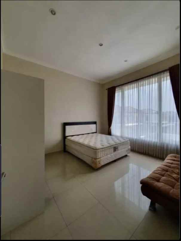 dijual rumah royal residence