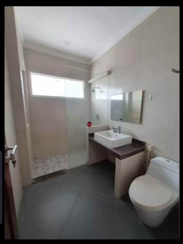 dijual rumah royal residence