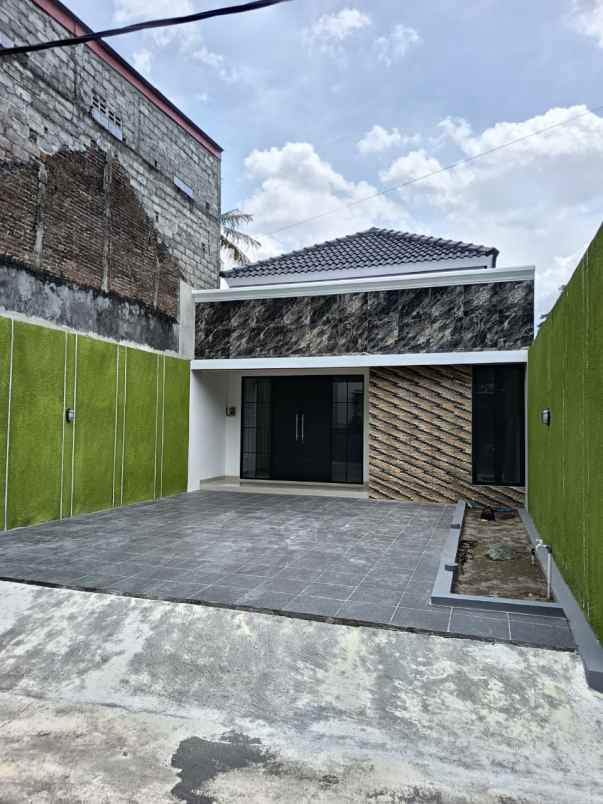 dijual rumah sd model