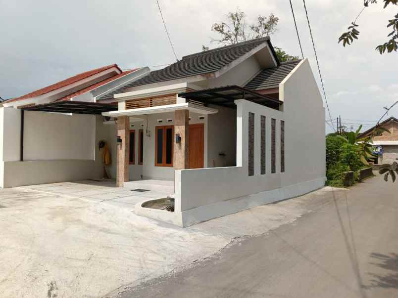 dijual rumah selomartani
