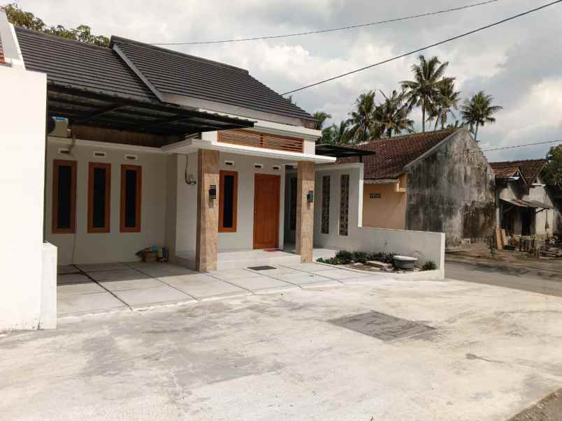 dijual rumah selomartani