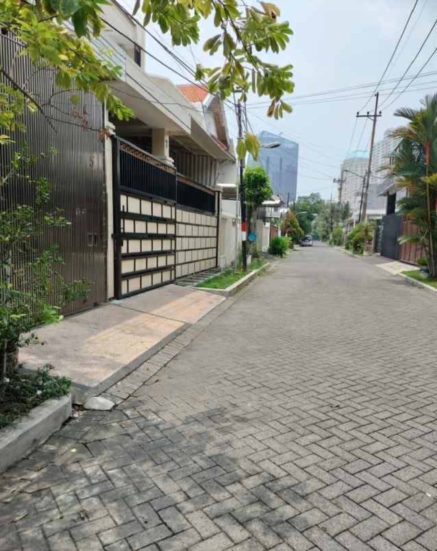 dijual rumah simpang darmo permai selatan