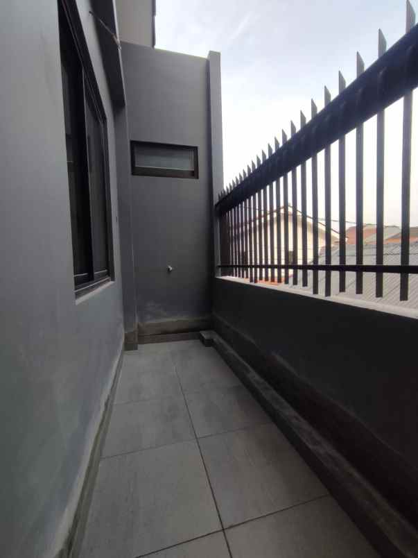 dijual rumah starbuk coffe rawamangun