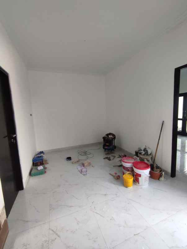 dijual rumah starbuk coffe rawamangun