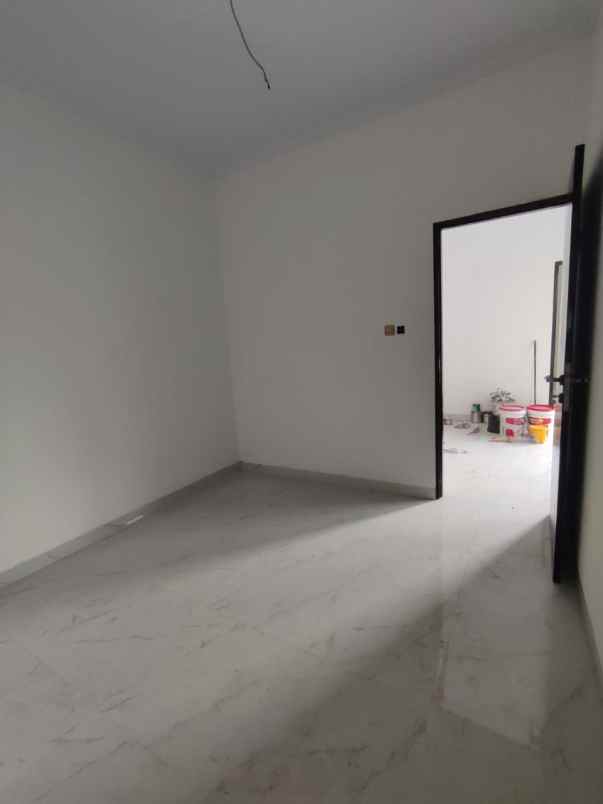 dijual rumah starbuk coffe rawamangun