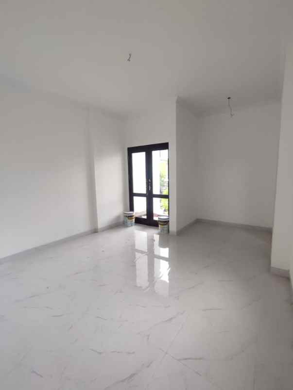 dijual rumah starbuk coffe rawamangun