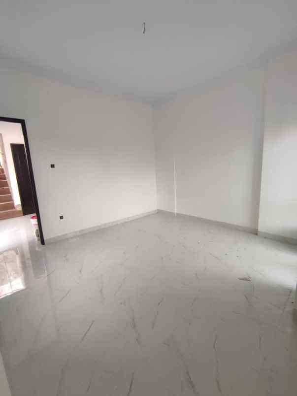 dijual rumah starbuk coffe rawamangun